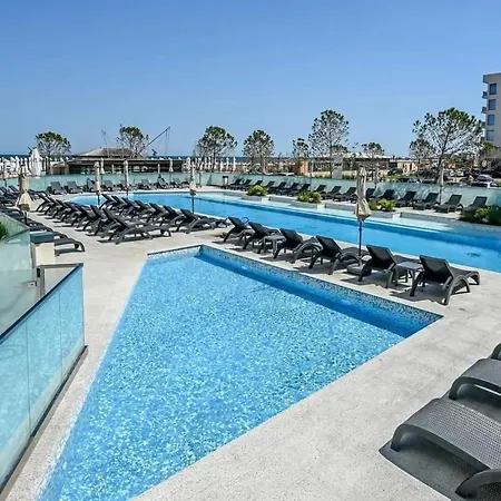 Apartment Infinity - Pool & 3*