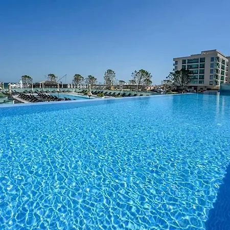 Infinity - Pool & Apartment