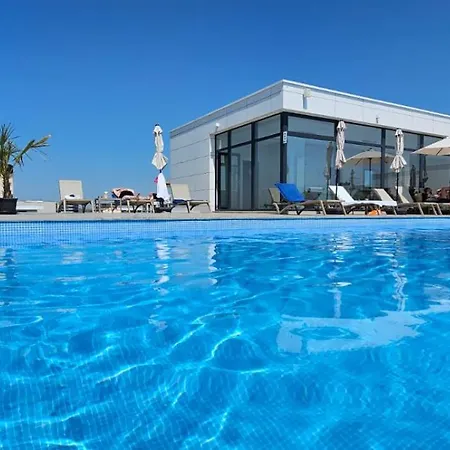 Infinity - Pool & Apartment 3*